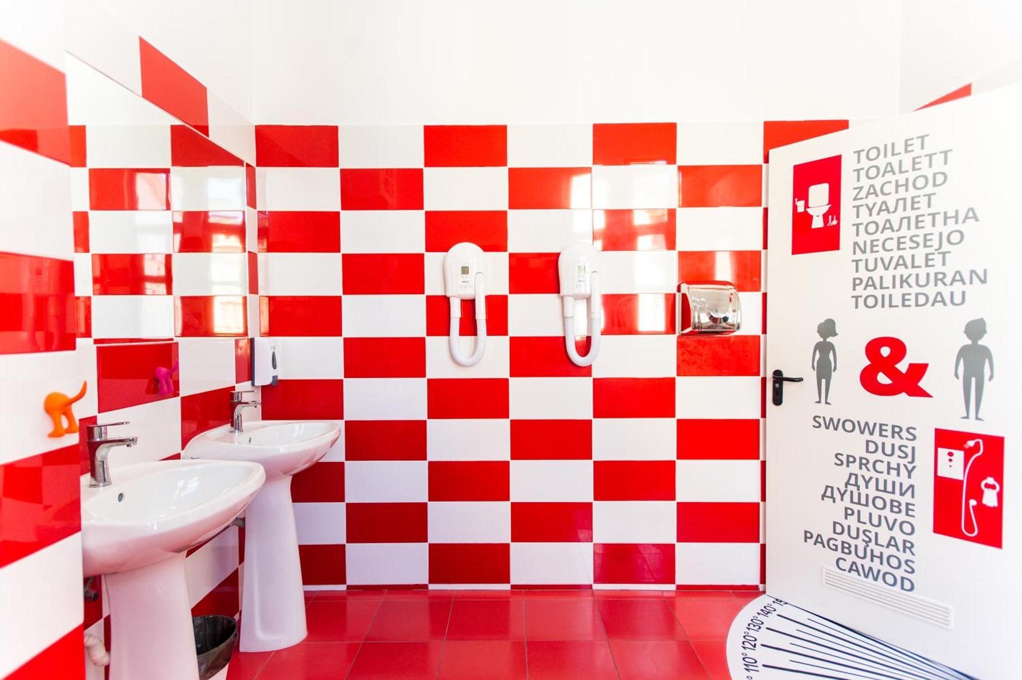 B13 Hostel Сибиу Экстерьер фото
